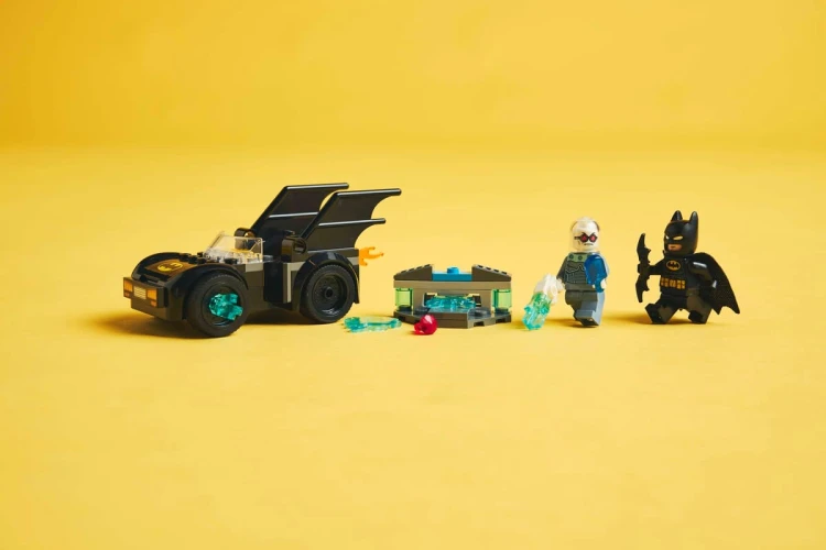Klocki LEGO DC 76301 Batman™ i Batmobil kontra Mr. Freeze™