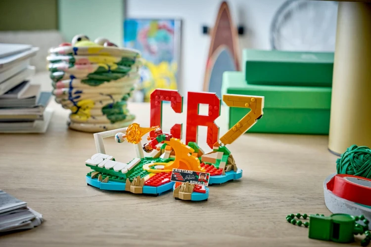 Klocki LEGO Editions 43012 Cristiano Ronaldo — piłkarskie momenty