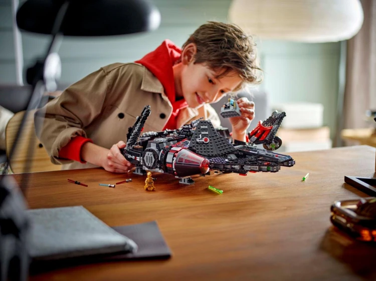 Klocki LEGO Star Wars 75389 Mroczny Sokół Millennium