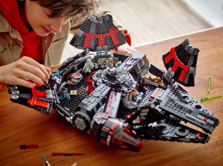 Klocki LEGO Star Wars 75389 Mroczny Sokół Millennium