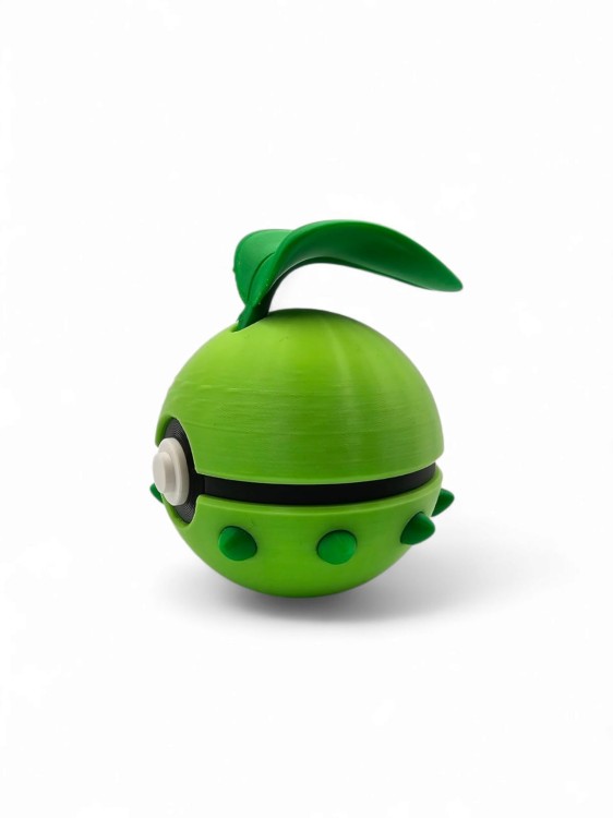 Chikorita Ball – Figurka Pokémon – Kolekcjonerska Pokeball 7 cm