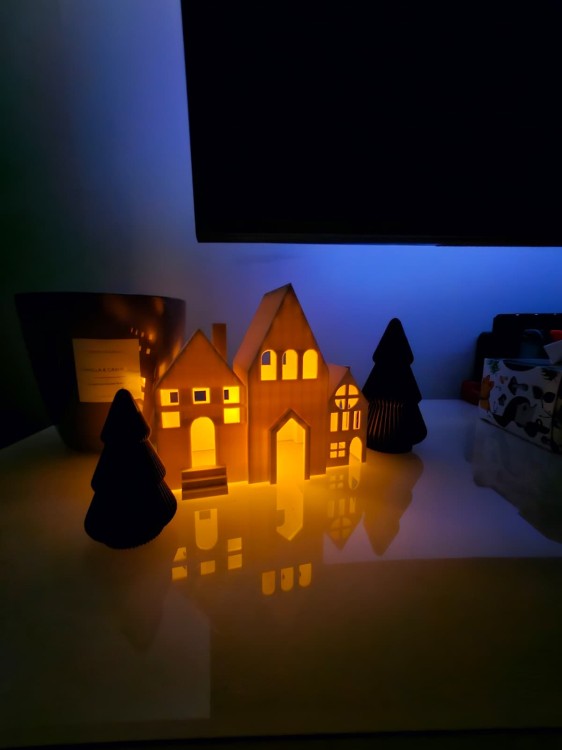 Christmas House – LED Tealight Candle 14 × 16 cm – Świąteczny Domek z Podświetleniem