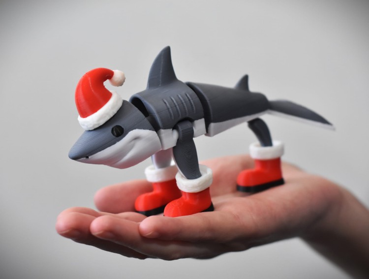 Tralalero Tralala Christmas – Figurka Rekina w Butach i Czapce Mikołaja – 15 cm