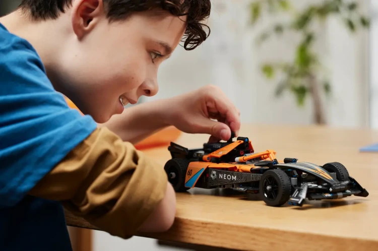Klocki LEGO Technic 42169 NEOM McLaren Formula E Race Car
