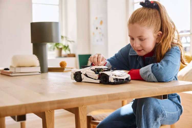 Klocki LEGO Technic 42184 - Biały hipersamochód Koenigsegg Jesko Absolut