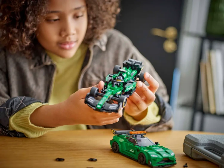 Klocki LEGO Speed Champions 76925 Samochód bezpieczeństwa Aston Martin i AMR23