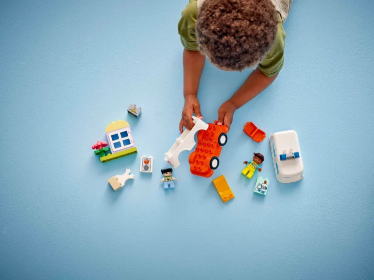 Klocki LEGO Duplo 10447 Karetka z kierowcą