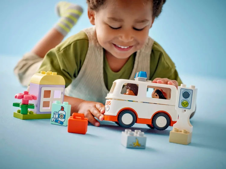 Klocki LEGO Duplo 10447 Karetka z kierowcą
