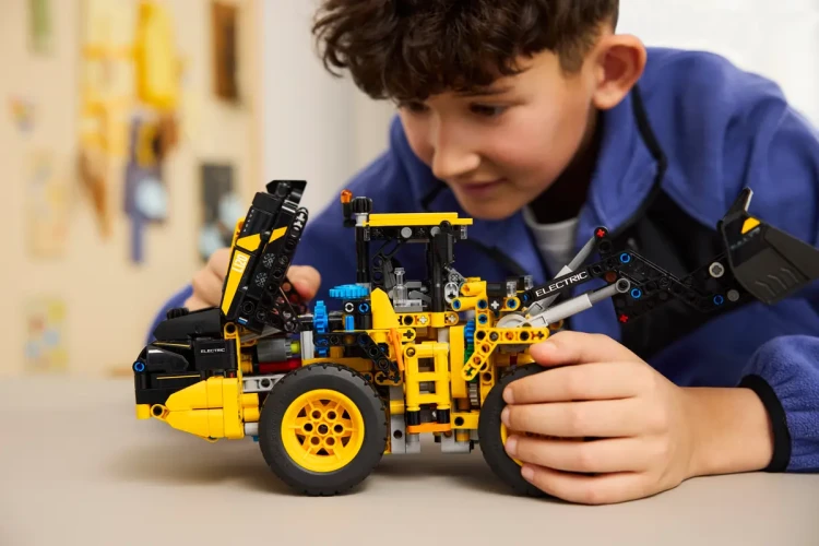 Klocki LEGO Technic 42209 Ładowarka kołowa Volvo L120 Electric