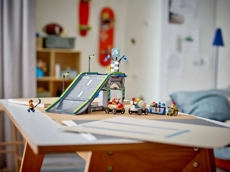Klocki LEGO CITY 60460 Bez granic: tor z rampami dla wyścigówek