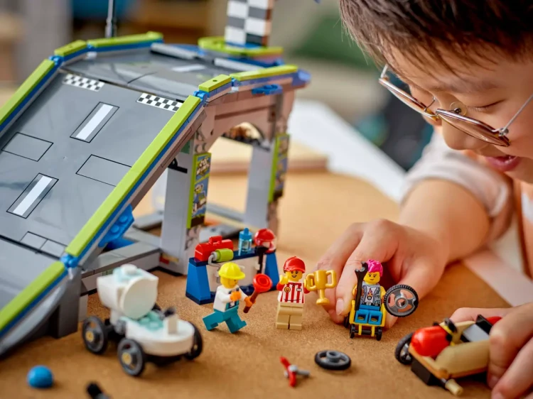 Klocki LEGO CITY 60460 Bez granic: tor z rampami dla wyścigówek