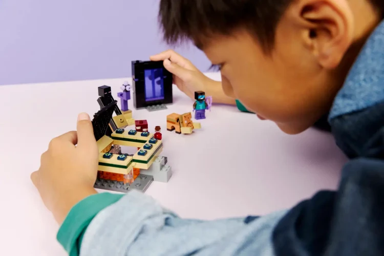 Klocki LEGO Minecraft 21584 Podróż przez portal Netheru i Kresu