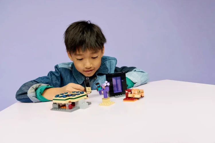 Klocki LEGO Minecraft 21584 Podróż przez portal Netheru i Kresu