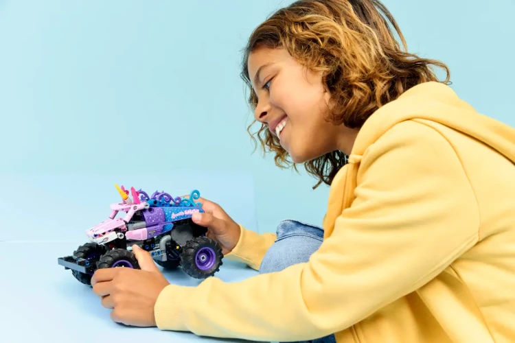 Klocki LEGO Technic  42220 Monster Jam™ Sparkle Smash™ z napędem typu pull-back