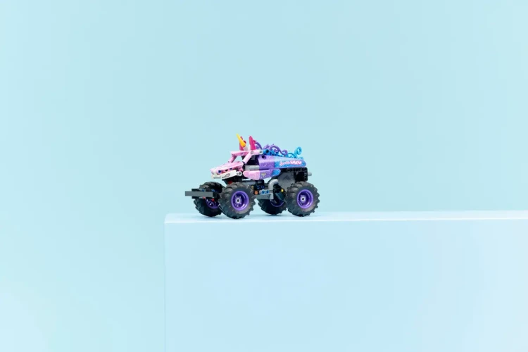 Klocki LEGO Technic  42220 Monster Jam™ Sparkle Smash™ z napędem typu pull-back