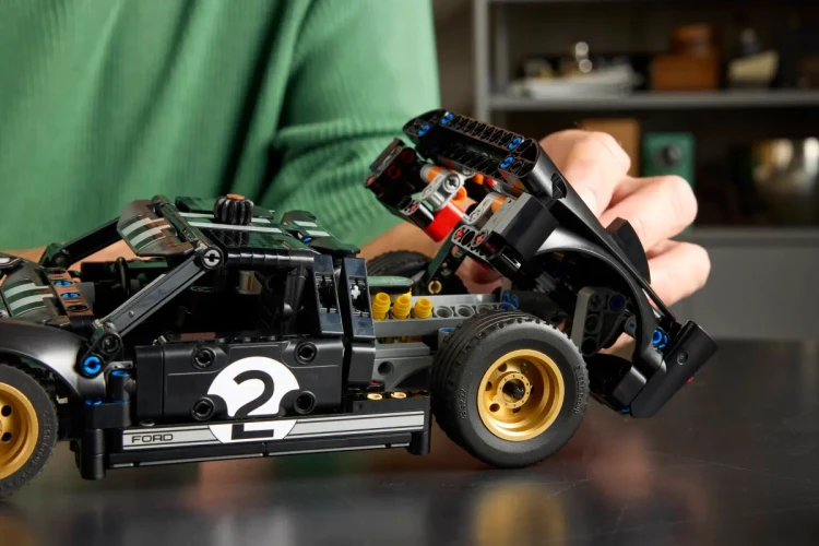 Klocki LEGO Technic 42223 Samochód wyścigowy 1966 Ford GT40 MKII