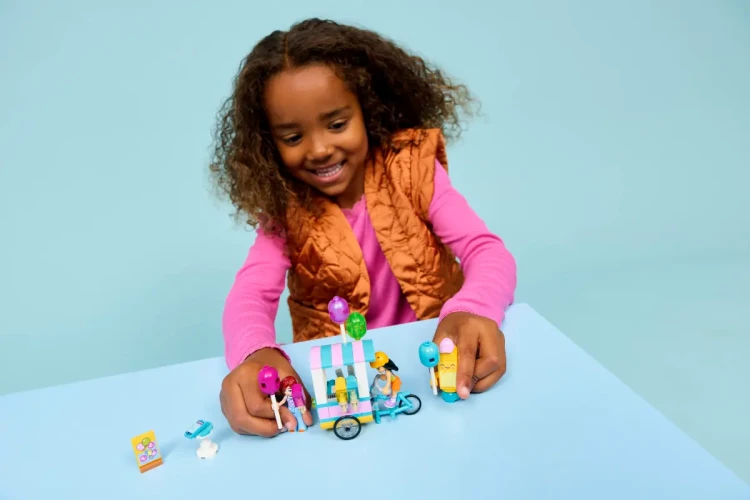 Klocki LEGO Friends 42692 Stoisko z lodami i balonami