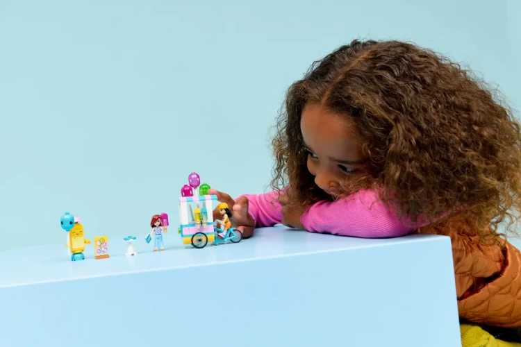 Klocki LEGO Friends 42692 Stoisko z lodami i balonami
