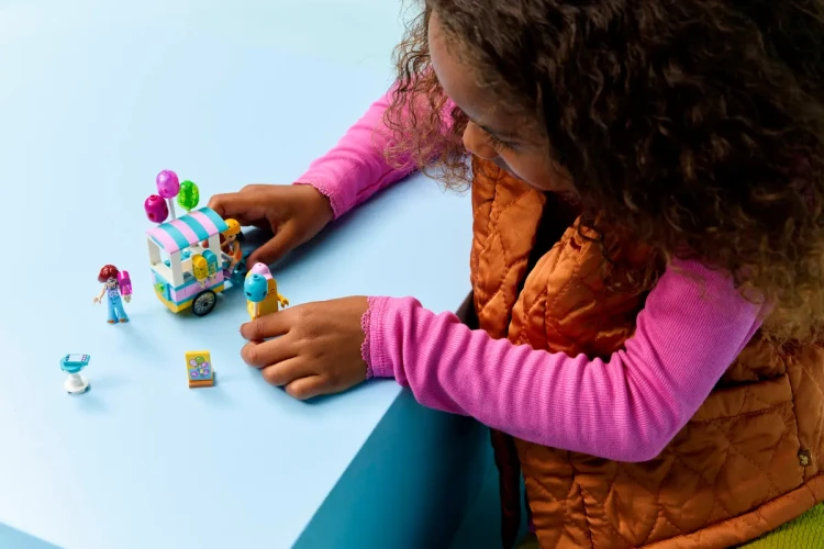 Klocki LEGO Friends 42692 Stoisko z lodami i balonami