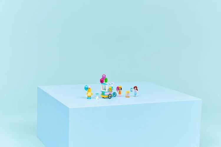 Klocki LEGO Friends 42692 Stoisko z lodami i balonami