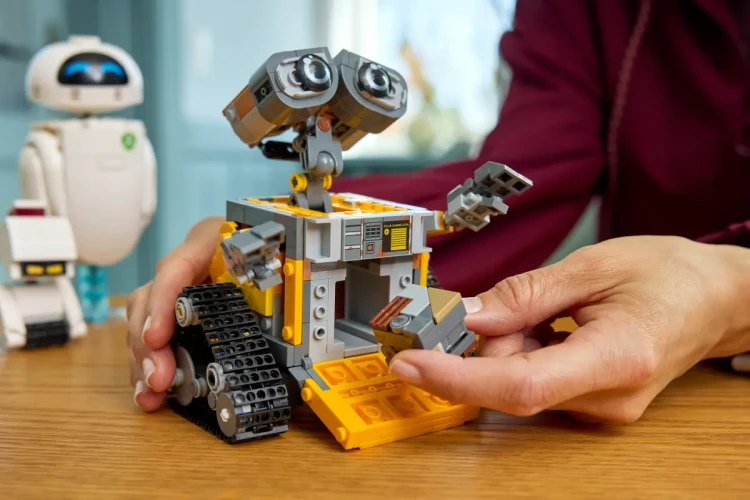 Klocki LEGO Disney 43279 WALL-E i EWA