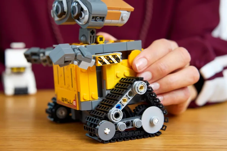 Klocki LEGO Disney 43279 WALL-E i EWA