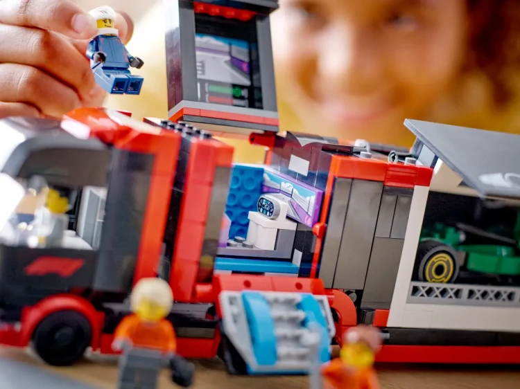 Klocki LEGO City 60445 F1® Ciężarówka z bolidami RB20 i AMR24 F1®