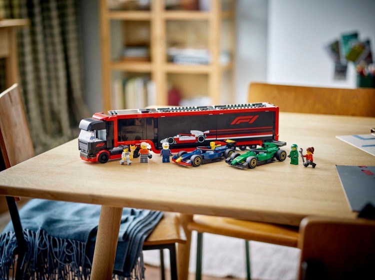 Klocki LEGO City 60445 F1® Ciężarówka z bolidami RB20 i AMR24 F1®