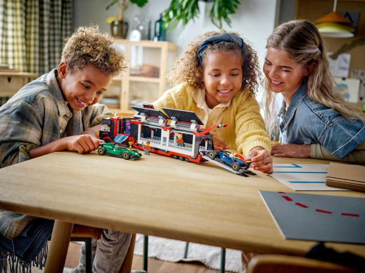 Klocki LEGO City 60445 F1® Ciężarówka z bolidami RB20 i AMR24 F1®