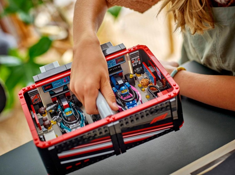 Klocki LEGO City 60444 F1® Garaż i bolidy Mercedes-AMG i Alpine
