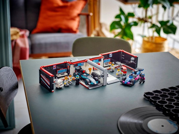 Klocki LEGO City 60444 F1® Garaż i bolidy Mercedes-AMG i Alpine