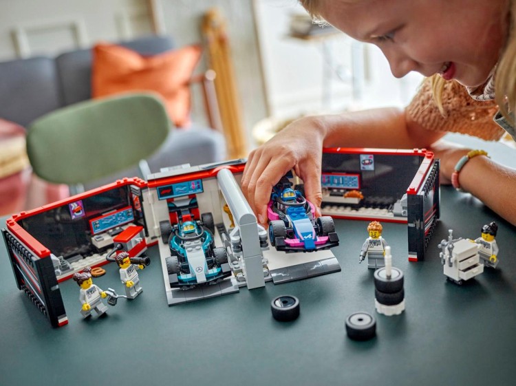 Klocki LEGO City 60444 F1® Garaż i bolidy Mercedes-AMG i Alpine