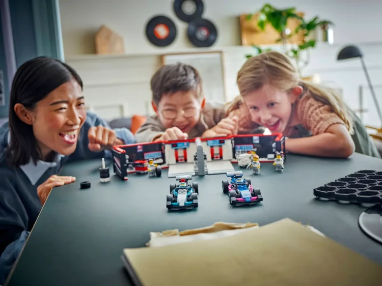 Klocki LEGO City 60444 F1® Garaż i bolidy Mercedes-AMG i Alpine