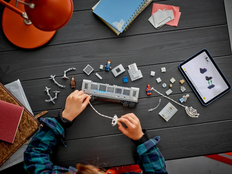 Klocki LEGO Marvel 76321  Spider-Man kontra Doc Ock — scena w metrze