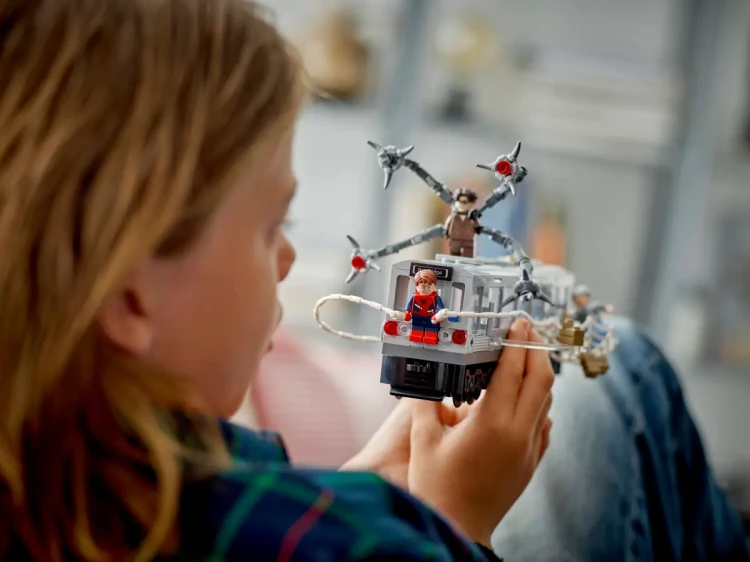 Klocki LEGO Marvel 76321  Spider-Man kontra Doc Ock — scena w metrze