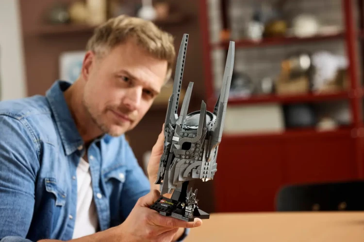 Klocki LEGO Icons 11373 Władca pierścieni: Hełm Saurona