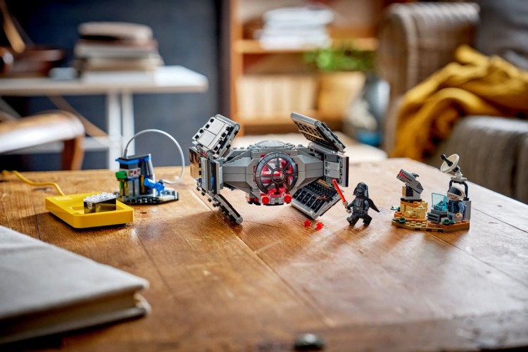 Klocki LEGO Star Wars 75421 SMART Play™: Myśliwiec TIE™ Dartha Vadera